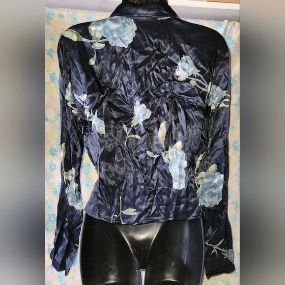 ✨ Vintage 90s Slinky Floral Dagger Collar Button Shirt! ✨️ - Picture 3 of 5